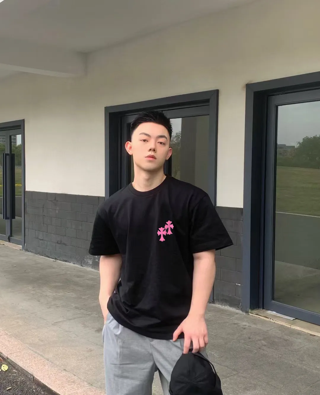 P170 Chrome Hearts CH Cross 26SS New product is hot at the same time💥 Early spring classic style Colorful double cross on the chest 🪡 Embroidery Large logo cross on the back Horseshoe and leather willow ding Sanskrit ✝️🪡 Embroidery Round neck short-sleeved T-shirt, a popular style, a style that both men and women like, the same style for men and women, 100% chance of turning heads when you wear it when you go out! It’s all about being handsome. The designer’s classic sense is precisely grasped. The whole piece of clothing is heavy. Industrial washing process. Ready-made garments are dyed + sprayed for a horse effect. The double-wash process is very recognizable. It uses heavy washing to make it distressed. The edges of the patch are slightly rolled and naturally distressed. It has a three-dimensional sense of layering and a little damage. It is very visually lethal. It adheres to Kroxin's consistent rough style. The chest and back are large, and the horseshoe flower printed patch pattern is embroidered and decorated. It is also decorated with silver metal engraved distressed buttons. The classic elements full of brand recognition instantly enhance the overall sense of grade and specification. Its texture is quite high-end! The overall feeling is high-end, simple and elegant, with silver hardware accessories, a full set of customized accessories, and the pattern of the entire dress is all decorated with patchwork three-dimensional embroidery technology, which is the finishing touch of the entire dress. The design on the back is even more eye-catching! ! This full back is so cool, it’s full of design, and the overall upper body style highlights fashion and individuality. Wearing it together as a couple is even more popular on the street. I recommend the early autumn sweatshirt! ! The fabric is a unique 320g 100% cotton, which is skin-friendly, breathable, warm to the touch, has a strong texture, and has smooth lines. It can be called a back killer, which has very strict requirements on craftsmanship and cost. The smooth neckline, flat cuffs and hems, the stitches are large and tight, tight and orderly, and the details are perfect. The consistent OS version can be worn alone or layered. It is very casual, but very iconic! It is simply the flagship of high-end trendy brands and must be included in your wardrobe. It has the American fashion spirit of freedom and individuality, and is highly recognizable and stylized! Color: Black White Size: S-XL Size chart: S: Shoulder width 50-Bust 56-Length 70 M: Shoulder width 52-Bust 57-Length 72 L: Shoulder width 54-Bust 59-Length 74 XL: Shoulder width 56-Bust 62-Length 76